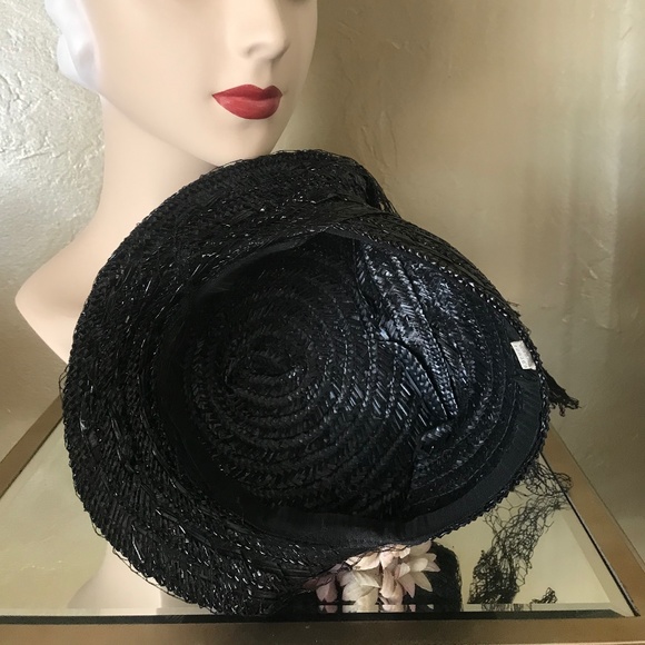 STUNNING 1940\'s BLACK STRAW BERET WITH TALL FEATHERS & FABRIC FLOWERS main image 9